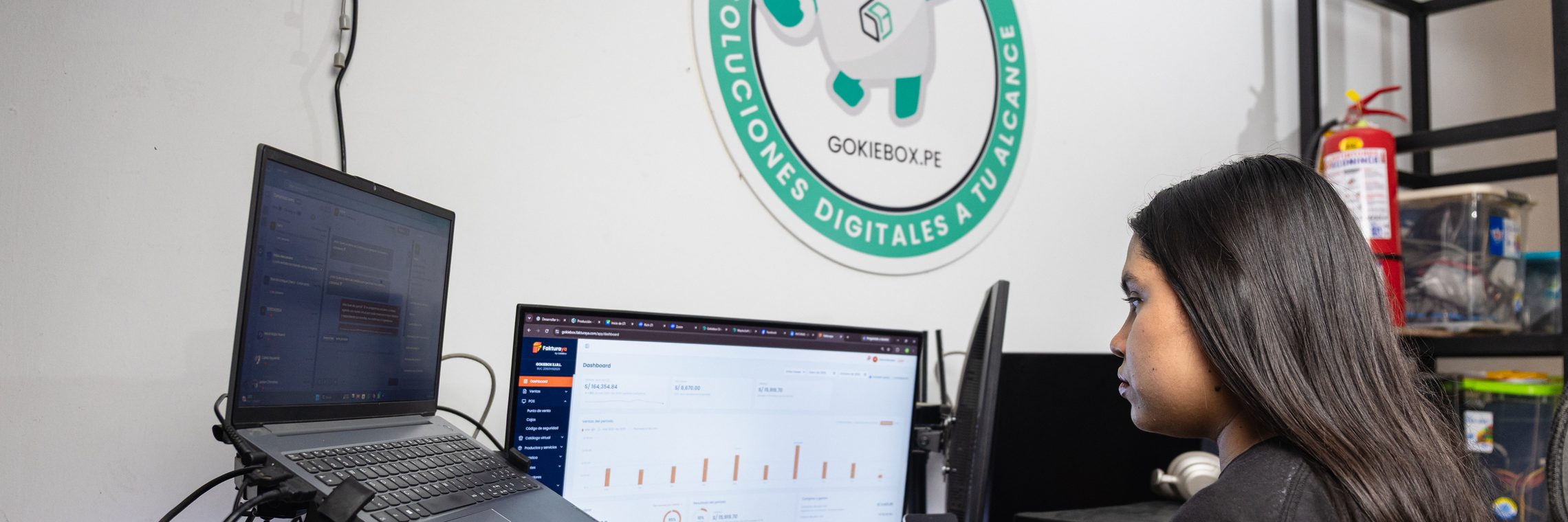 Profesional de Gokiebox trabajando junto a su equipo
