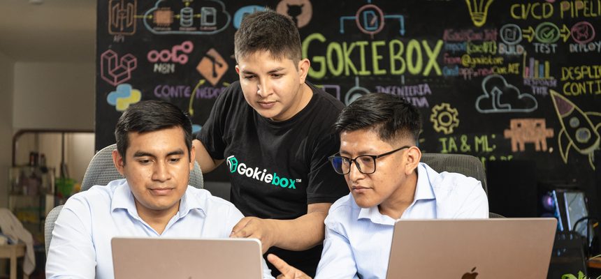 Equipo de Gokiebox revisando un proyecto en laptops