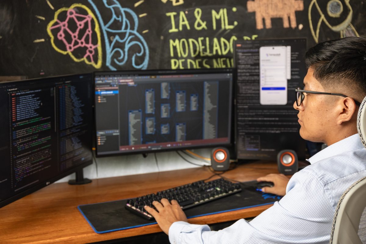 Desarrollador de Gokiebox programando frente a varios monitores